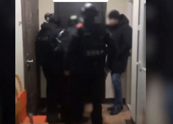 Лицом в пол уложил СОБР москвичей, обокравших участника СВО — видео