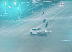 Подростки на мотоцикле попали в страшное ДТП в центре Волгограда: шок-видео 