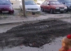 На севере Волгограда дорожные ямы засыпали старым асфальтом
