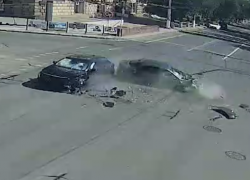 "Ладу" «закрутило» на проезжей части: массовая авария в центре Волгограда попала на видео