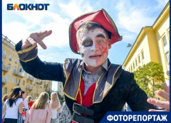 Молодожены и "Серый волк": 8 тысяч студентов прошли колонной по центру Волгограда