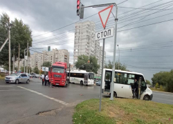 Фура врезалась в маршрутку №46С с пассажирами в Волгограде: двое пострадали