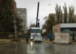 На юге Волгограда такси провалилось в траншею