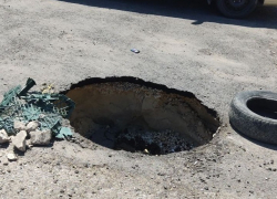 Огромный провал образовался на улице Пархоменко в Волгограде