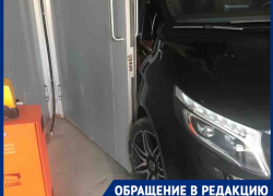 На видео попало, как дверь парковки ЖК «Волгоградсити» захлопнулась на «Мерседесе»