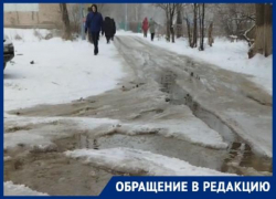 Дорога у детской поликлиники уходит под воду в Волгограде