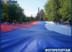 В День России в Волгограде развернули 60-метровый триколор