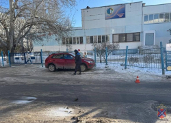 Поскользнулся на гололеде и попал под машину 10-летний у входа в гимназию в Волгограде 
