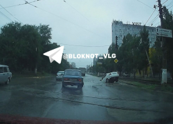 «Лада» провалилась под землю рядом с трамвайными путями в Волгограде —видео 