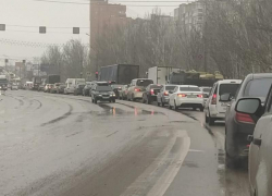 Стоят в пробках по два часа на работу и спотыкаются об ямы: волгоградцы о дорожном кошмаре в Красноармейском