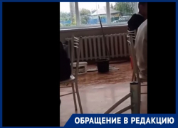 Ливень затопил школу во Фролово: учебу в потоках воды сняли на видео