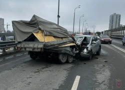 Прицеп оторвался у Hyundai на съезде с моста в Волгограде