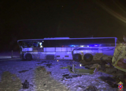 На трассе под Волгоградом столкнулись грузовик, бензовоз и пассажирский автобус: пострадали 9 человек