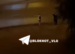 Подростки с петардами атаковали машины в Волгограде – видео