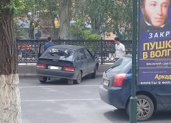 ВАЗ влетел в чугунную ограду на Аллее Героев в центре Волгограда