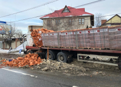 В Волгограде молодая девушка устроила ДТП: трое попали в больницу