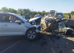 Под Волгоградом ВАЗ расплющило при столкновении с фурой и иномаркой