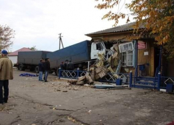 Под Урюпинском фура врезалась в здание сельской администрации: водитель погиб