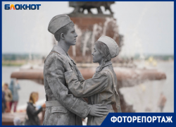 Теплый камень: волгоградцев удивили «ожившие» скульптуры в центре города