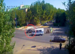 Стали известны подробности ДТП в Волжском, где скутерист «влетел» в иномарку