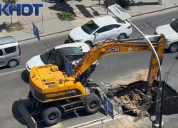 Вырыли огромную яму, подвезли трубы: ликвидация провала в центре Волгограда приобрела невиданный размах 