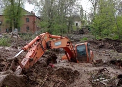 Экскаватор провалился под землю в Волгограде: видео