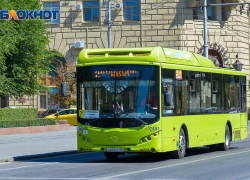 Двое пассажиров попали в больницу 2 сентября после падения в автобусах Волгограда и Волжского