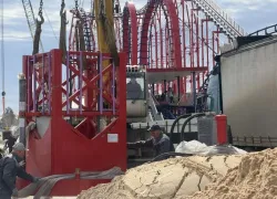Девять грузовиков привезли новые карусели в Волгоград из Китая