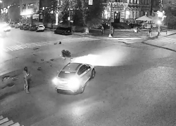 Мотоцикл в хлам, а он кувыркнулся и пошел: разнос на ночном перекрестке Волгограда попал на видео
