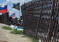 Вандал выламывал забор на месте захоронений участников СВО под Волгоградом