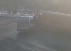 Шанса выжить не было: шок-видео столкновения КамАЗа с маршруткой в Волгограде