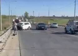 Массовая авария устроила утренний коллапс на Третьей продольной Волгограда: видео