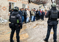 Цыган выстроили в шеренгу силовики в Волгограде