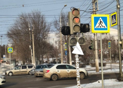 Стрелку отменили на светофоре на оживленном перекрестке в Волгограде
