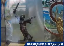 «Начните уже сажать за такое!»: волгоградку шокировал сувенир с изображением Родины-матери