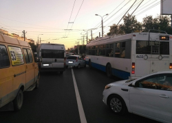 Молодой водитель на "Калине" протаранил троллейбус на севере Волгограда
