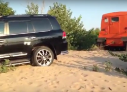 На видео попало спасенье вездеходом застрявшей на волгоградском пляже Toyota Land Cruiser