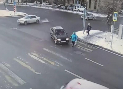 Водитель «пятнадцатой» сбил волгоградку на переходе: авария попала на видео
