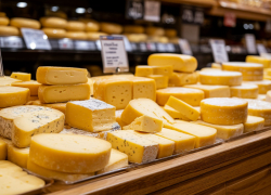 Санкционный сыр нашли и уничтожили в волгоградском магазине 