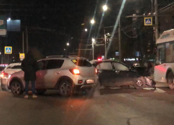 В Волгограде массовое ДТП с участием трех иномарок попало на видео