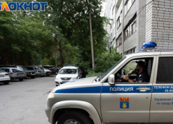 Нож, скальпели и мат: буйная москвичка напала на волгоградского полицейского
