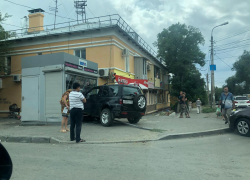 Влетевшая в киоск иномарка попала на видео в Волгограде