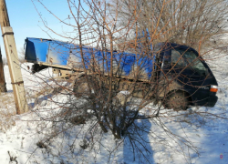 Hyundai Porter протаранил Mercedes на трассе под Волгоградом: 14-летняя школьница в больнице