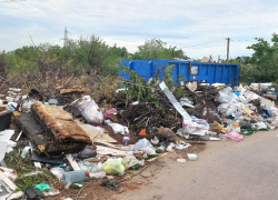 Горы мусора стихийной свалки сползают на дорогу под Волгоградом