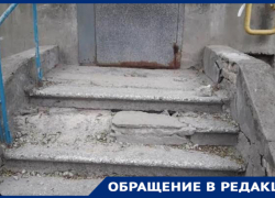 «Вместе с маленькой внучкой я поскользнулась и упала», – волгоградка о разбитой лестнице у подъезда