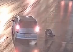 Кувырок пешехода после наезда минивэна сняли на видео в Волгоградской области 