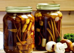 Ботулизм заподозрили в маринованных грибах из волгоградского магазина 