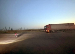 За жизнь снесенного фурой байкера борются на юге Волгограда