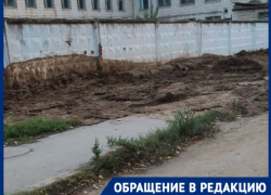 После потопа в Волгограде школьникам приходится ходить по опасной проезжей части