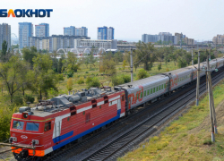 Грузовой поезд снес легковушку в Волгоградской области